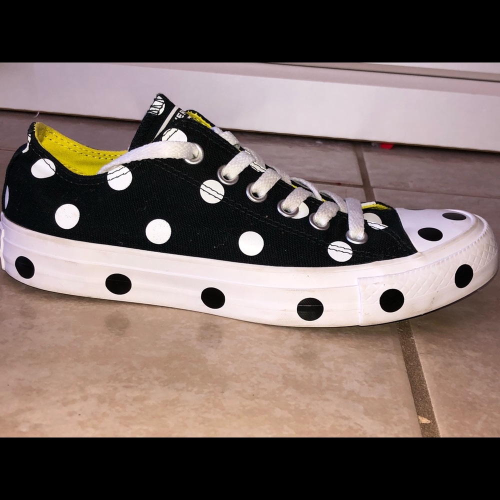 Black/white/yellow polka dot converse.